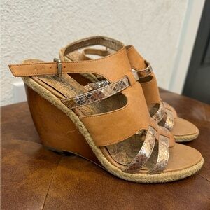 Ann Taylor loft wedge sandal size 8. In good condition.